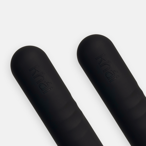 Mustad 1kg hantlid kodus treenimiseks.