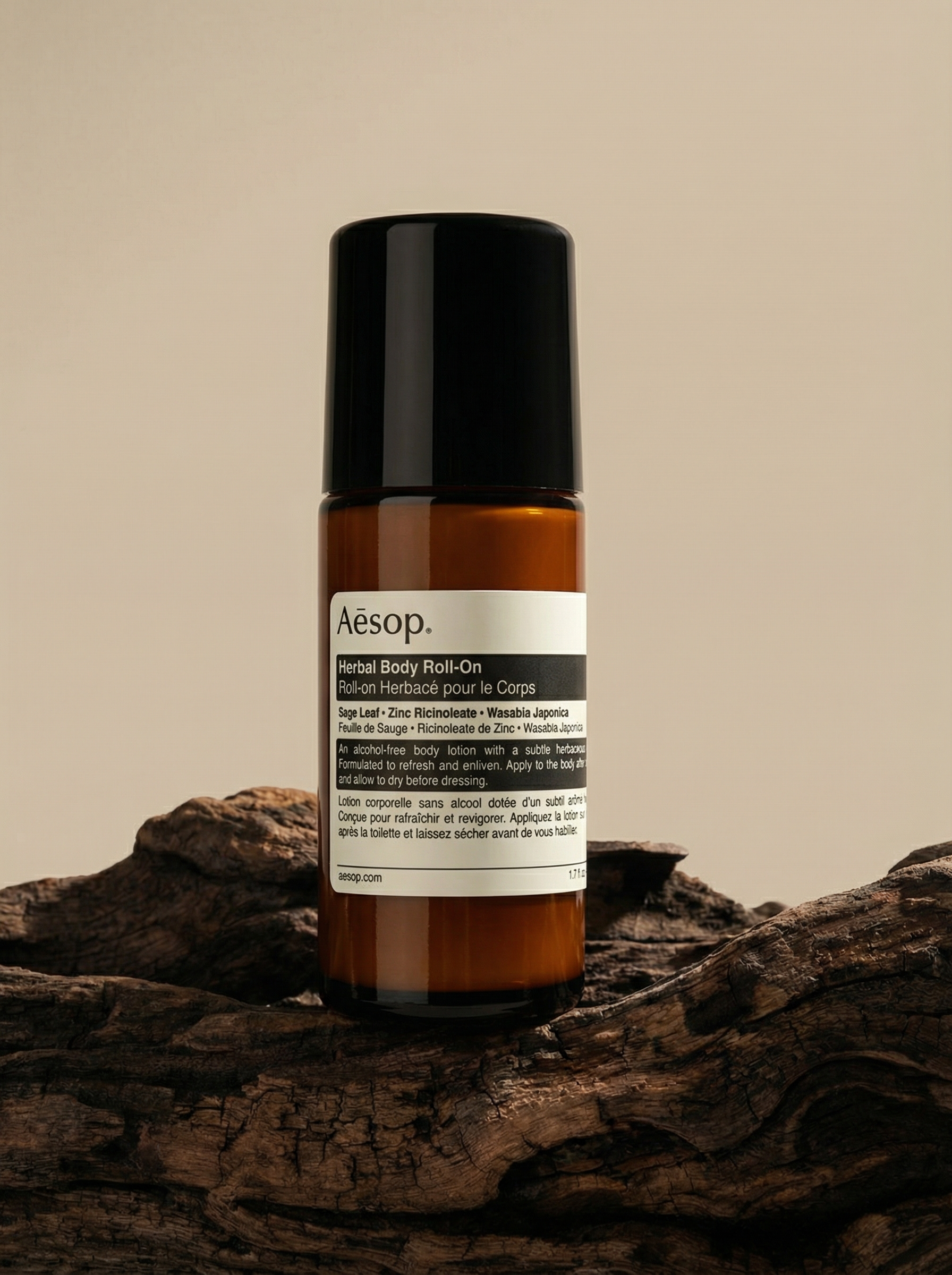 Aesop Herbal Body Roll-On naturaalne alumiiniumivaba deodorant heledal taustal.