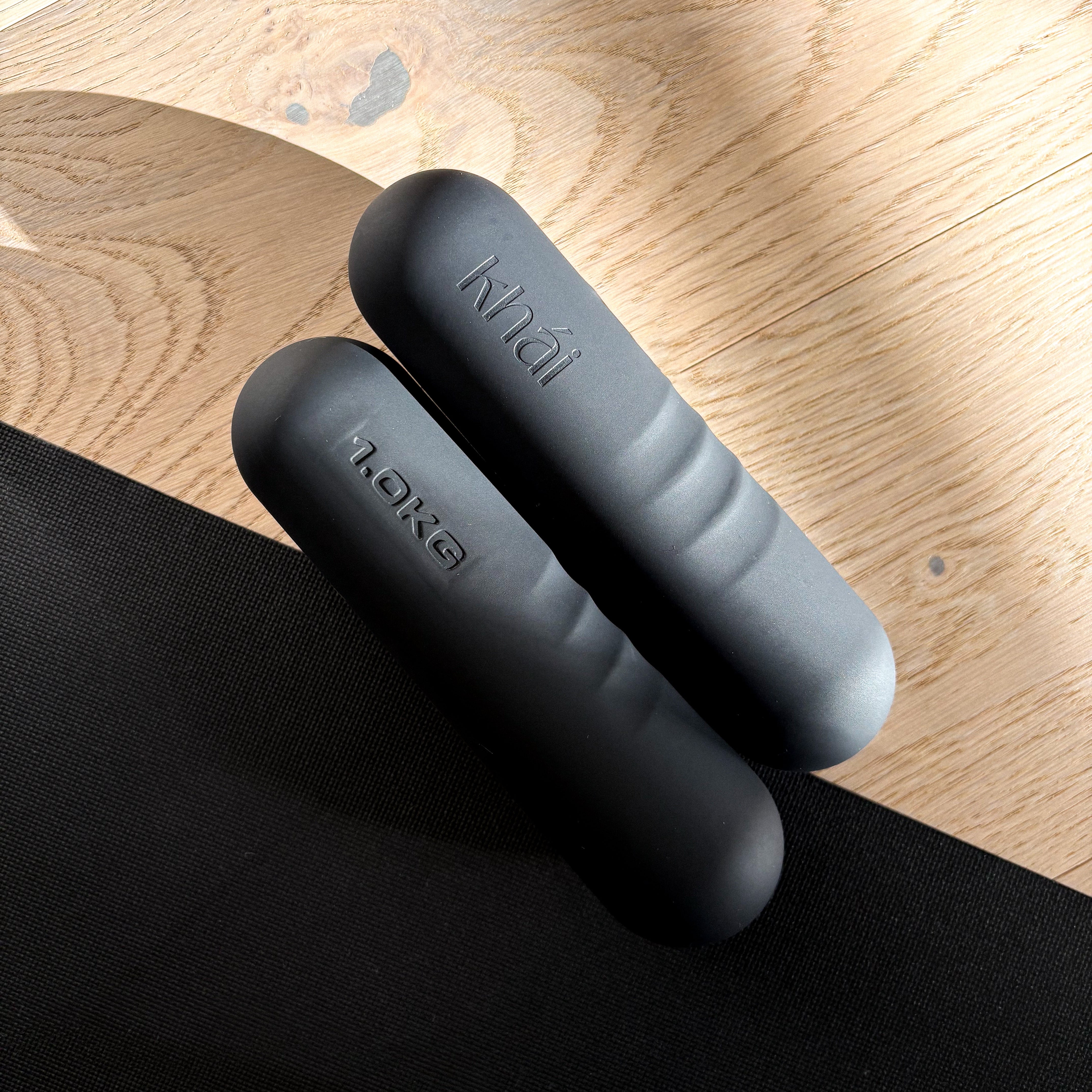 1 kg musta värvi hantlid, kaetud silikooniga. 