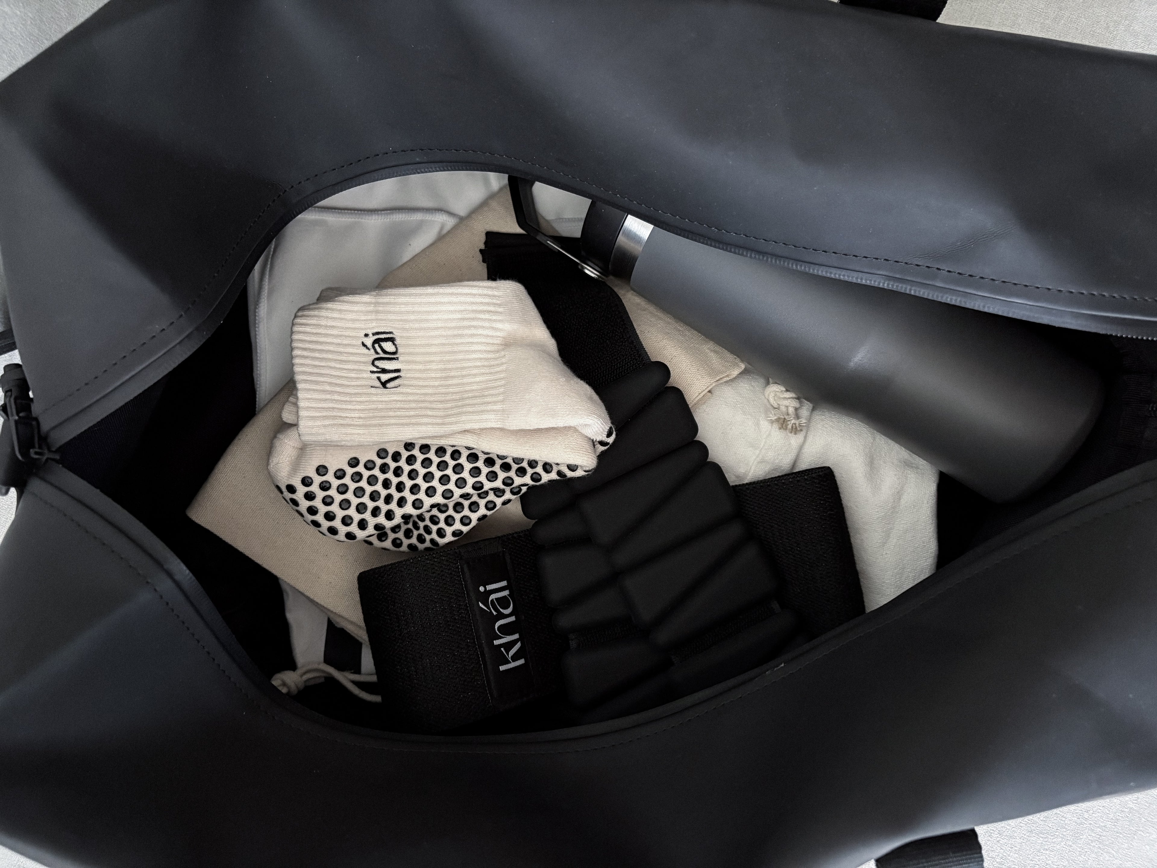 Ilusad treeningvahendid: treeningkummid, pilatese sokid, jalaraskused. 