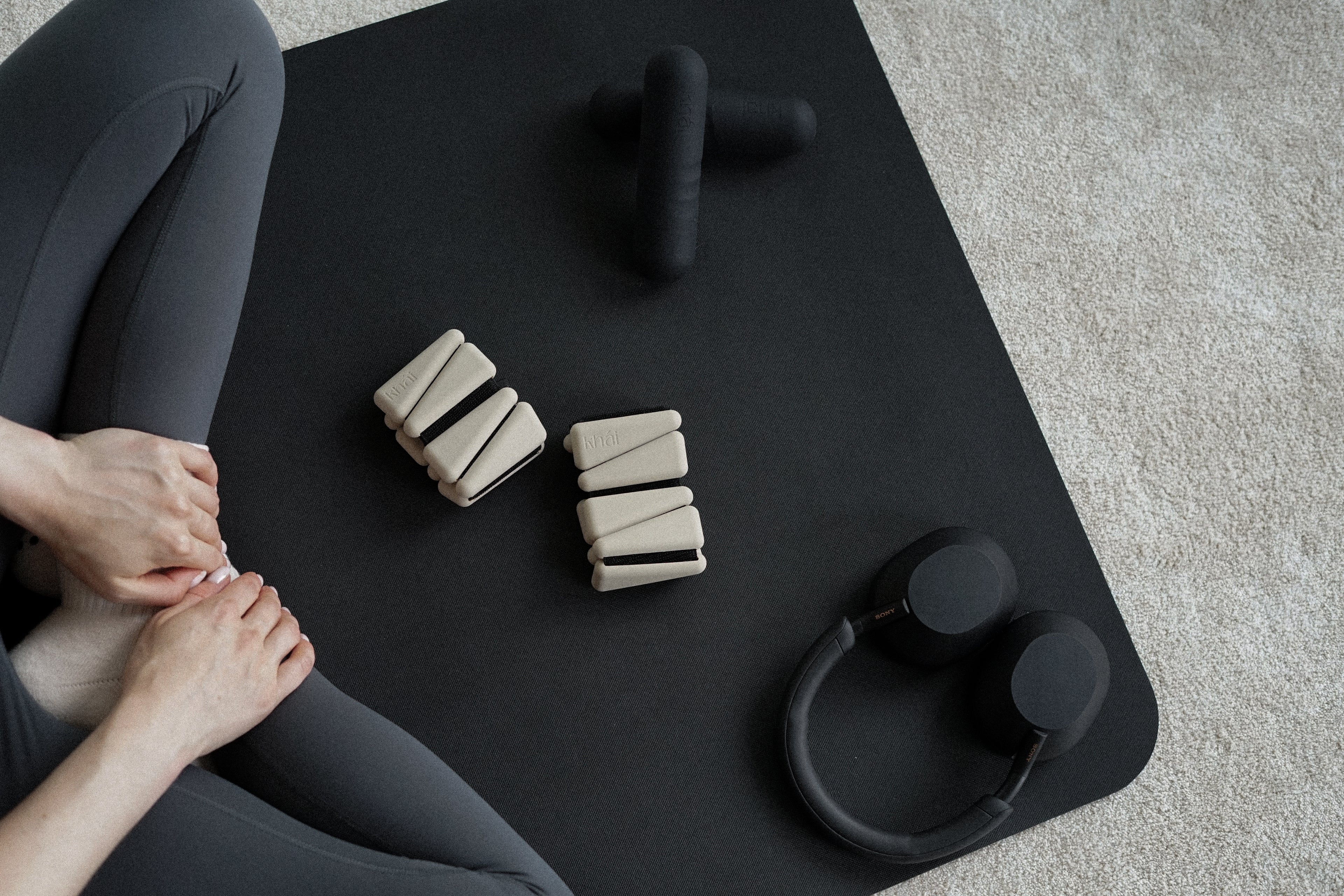 Stiilsed trennivahendid kodus trenni tegemiseks – 1kg hantlid ja jalaraskused. 