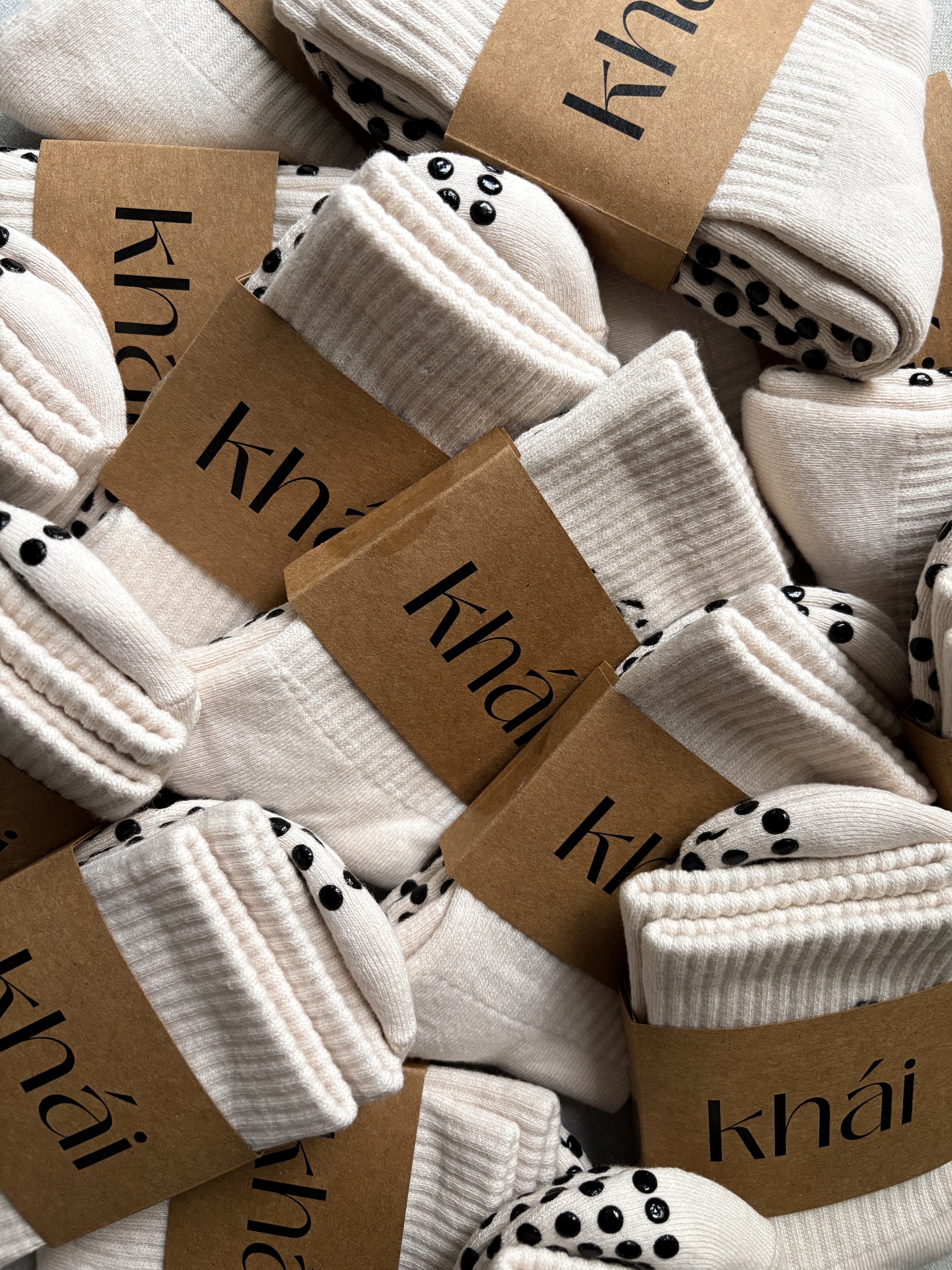 Libisemiskindlad kummitallaga beežid Pilatese sokid