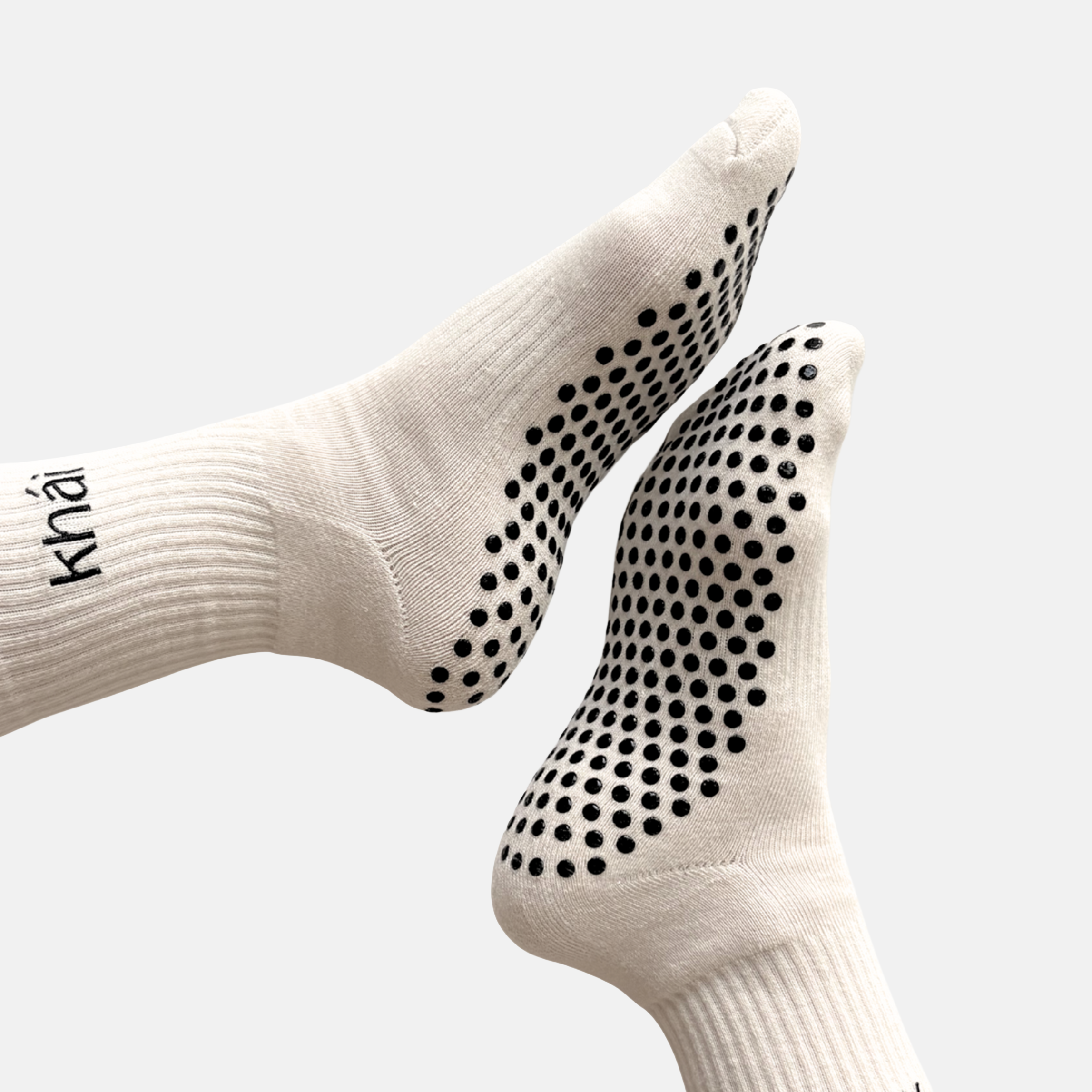 Puuvillased valged kummitallaga Pilatese sokid.