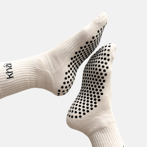 Puuvillased valged kummitallaga Pilatese sokid.