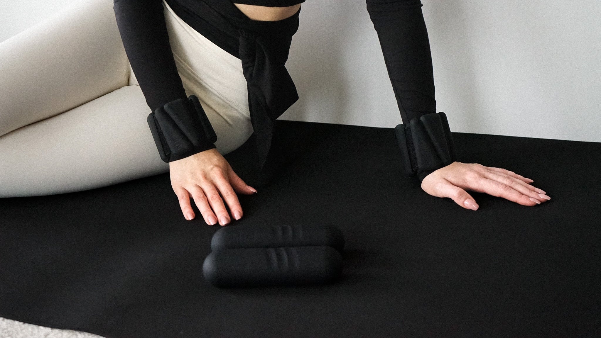 Musta värvi jalaraskused ja hantlid.